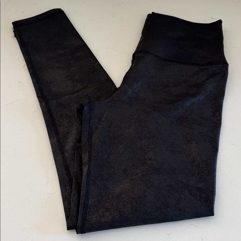 Aerie Shimmering Black Leggings
Size: M NWOT ✨